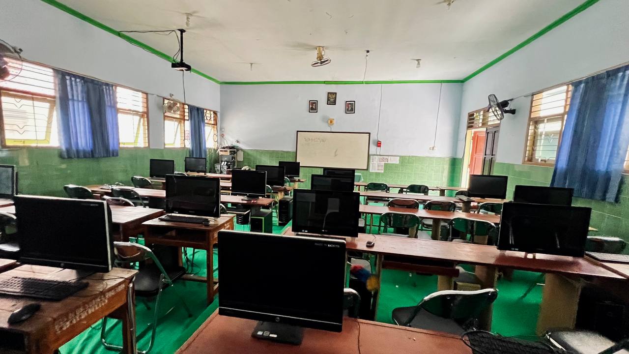 photo_6314476874838951793_y